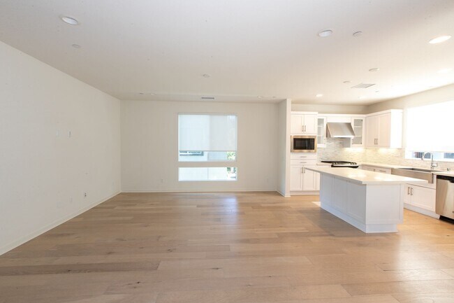 Building Photo - 1625 Hampton Dr