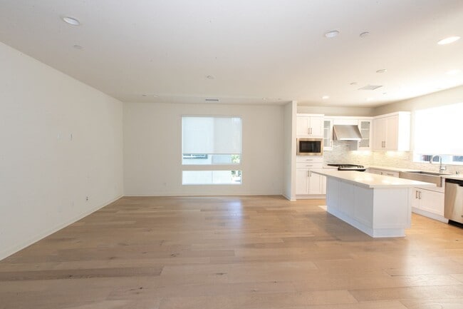 Building Photo - Highly Desired 4 Bedroom Floor Plan in Lig...