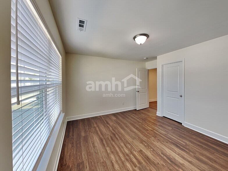 Building Photo - 3035 Esquire Dr