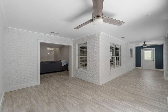 Building Photo - 374 S Shore Dr