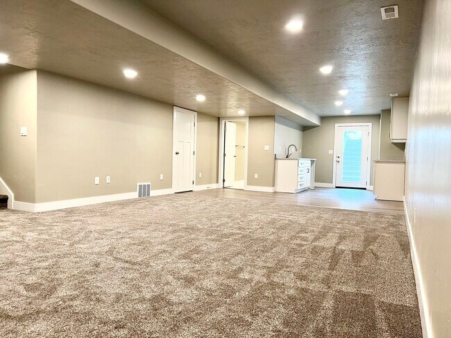 Building Photo - 893 N 1000 W