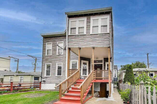 Primary Photo - 2144 W Montrose Ave