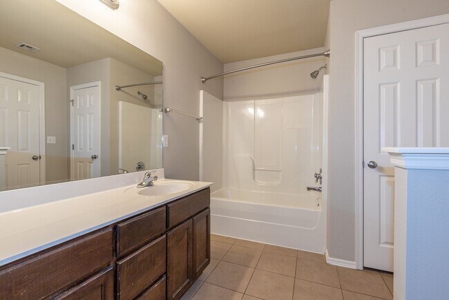 Building Photo - Charming 3 Bed/2 Bath near pool!