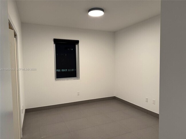 Building Photo - 1060 Brickell Ave