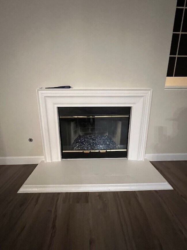 Building Photo - PICTURE PERFECT 2 BR/2 BATH PLUS LOFT END UNIT CONDO WITH DIRECT ACCESS 2 CAR GARAGE