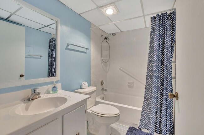 Building Photo - 204 Burgundy N