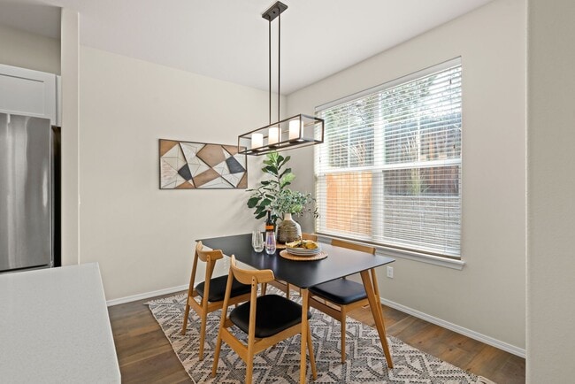 Building Photo - Pet Friendly Townhome with Leasing Special!