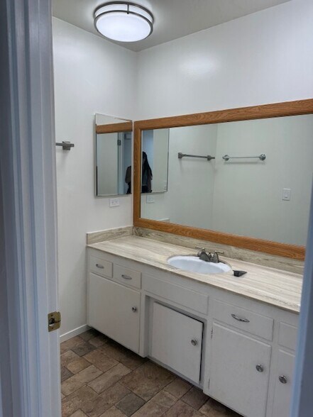 Building Photo - 1527 Royal Way