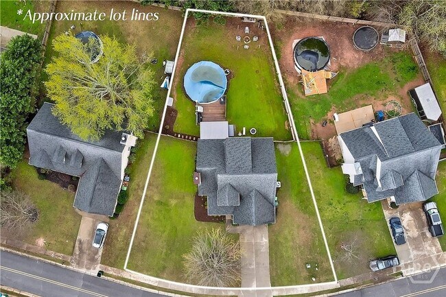 Building Photo - Beautiful 3BR/3BA Home with Private Pool in Commerce
