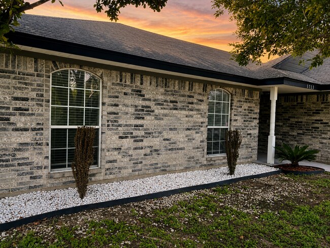 Building Photo - AVAILABLE NOW; APPLY ON OUR WEBSITE TODAY!!