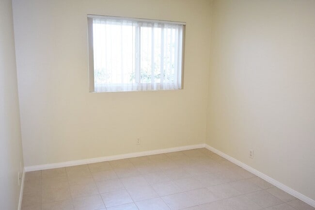 Building Photo - Upstairs 2BR/1BA North Park Apt with Assigned Parking and Laundry On-Site!