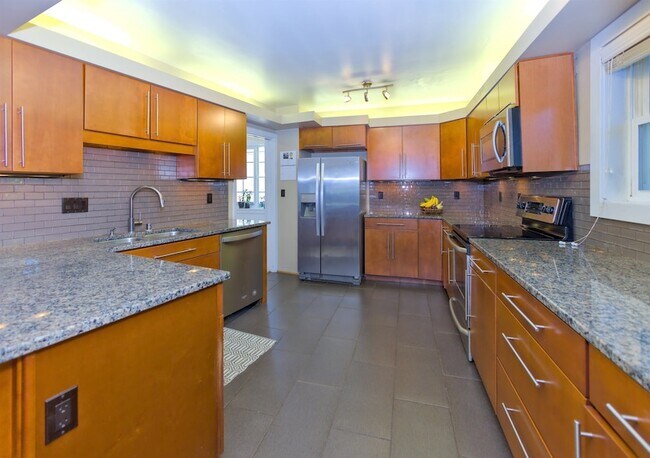 Building Photo - 1027 W 29th Ave