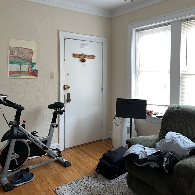 Primary Photo - Large Logan Square 1 Bed, Dining Rm, Spaci...