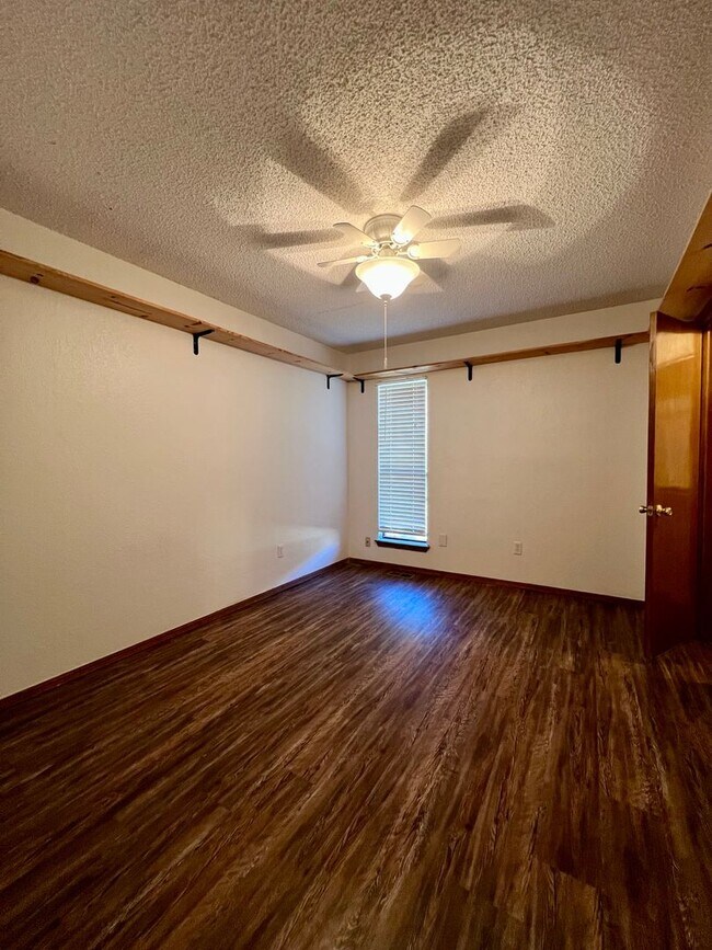 Building Photo - Spacious Home in Yukon- 3 bed, 2 ba, plus office space with built-in's