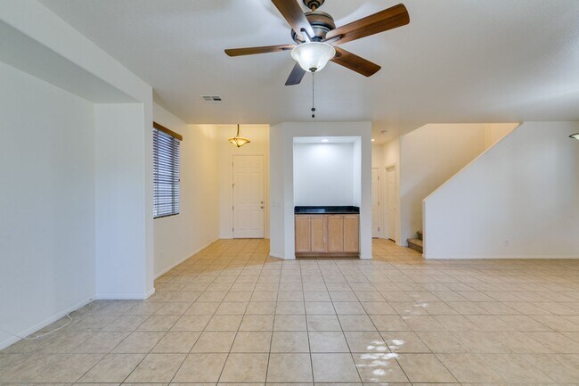 Building Photo - Great 3 bedroom house with a large loft an...