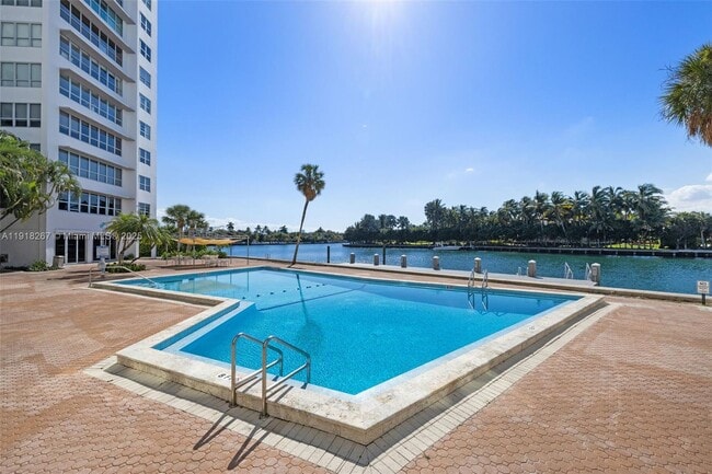 Building Photo - 9102 W Bay Harbor Dr