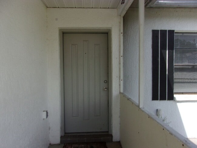 Building Photo - 2261 Maximilian Ave