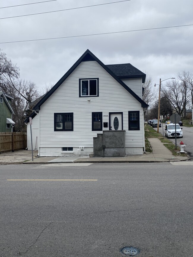 Building Photo - 1923 Messanie St