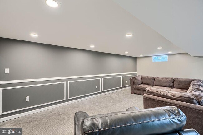 Building Photo - 520 White Oak Dr