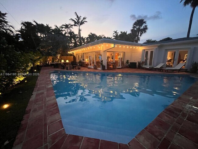 Building Photo - 240 Greenwood Dr