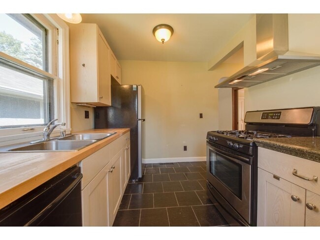 Building Photo - 1674 St Clair Ave