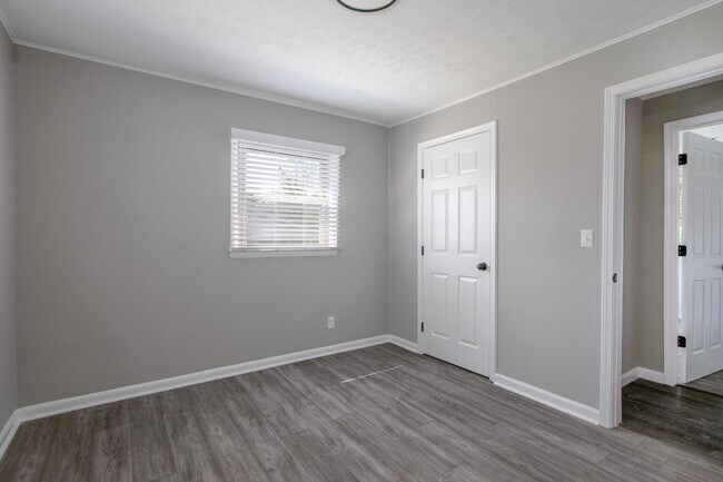 Building Photo - 690 North Dr