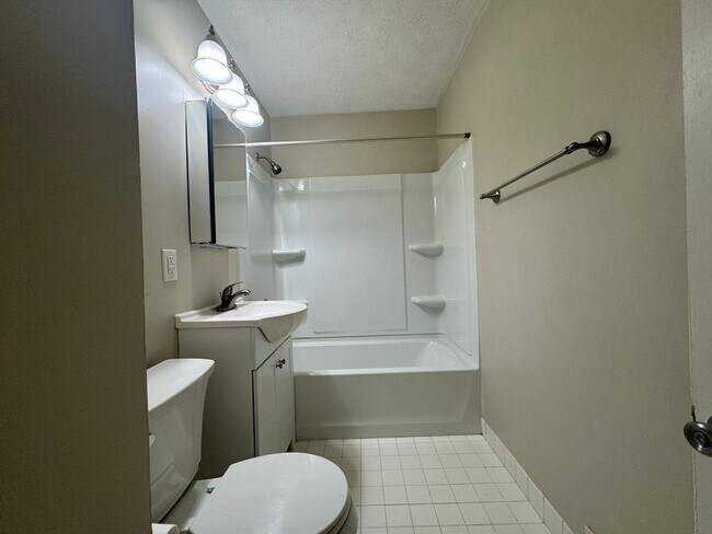 Building Photo - Home For Rent Bellevue.