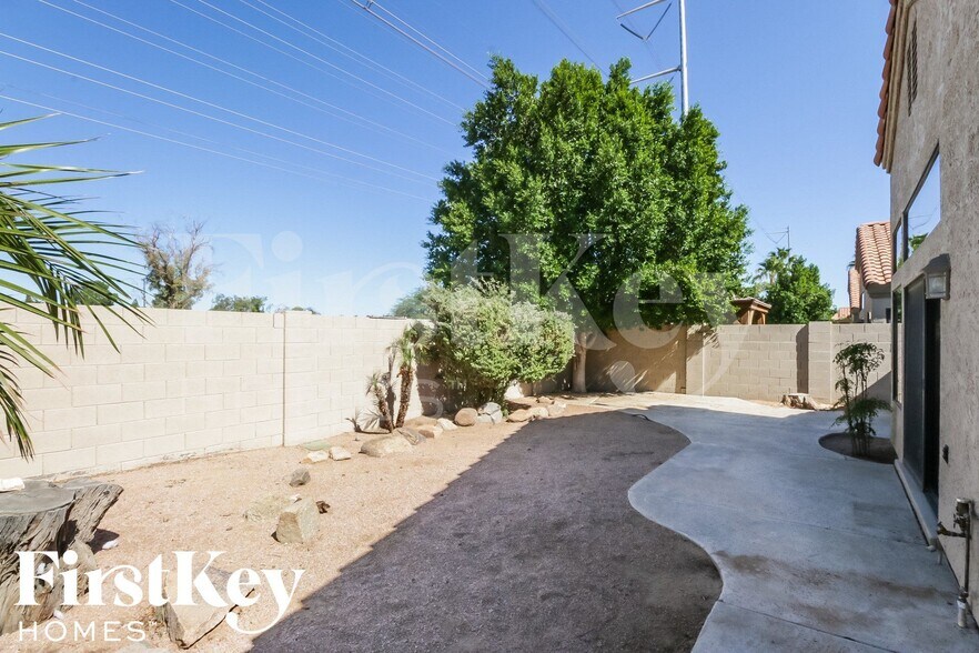 Building Photo - 306 E Vaughn Ave