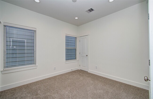 Building Photo - 556 Janisch Rd