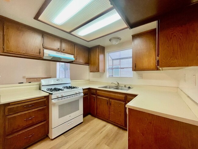 Building Photo - Charming Two Story 2 bedroom, 1.5 Bath in Ontario