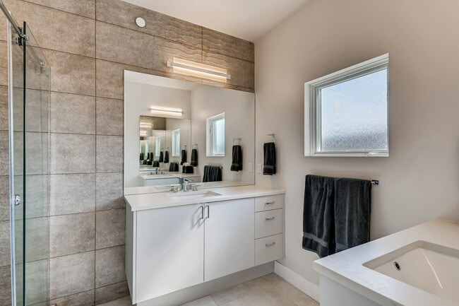 Building Photo - Contemporary Townhome with Rooftop Deck-Flatiron Views