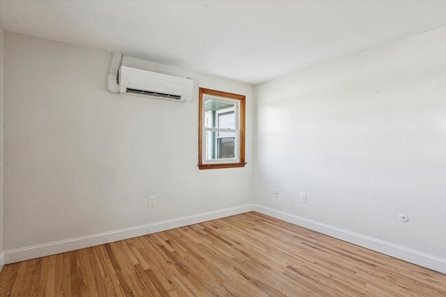 Building Photo - Available Immediately – 1B/1B Recently Renovated Unit