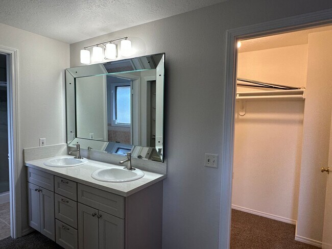 Building Photo - Beautiful 4BD Home | Fireplace, Fenced Backyard, Deck, Garage & A/C