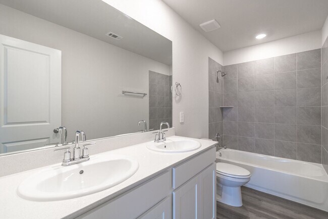 Building Photo - 544 View Dr