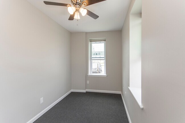 Building Photo - 1325 Saville Ave
