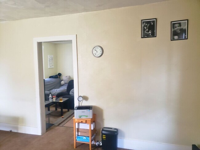 Building Photo - Inviting 2-Bedroom Home with Spacious Livi...