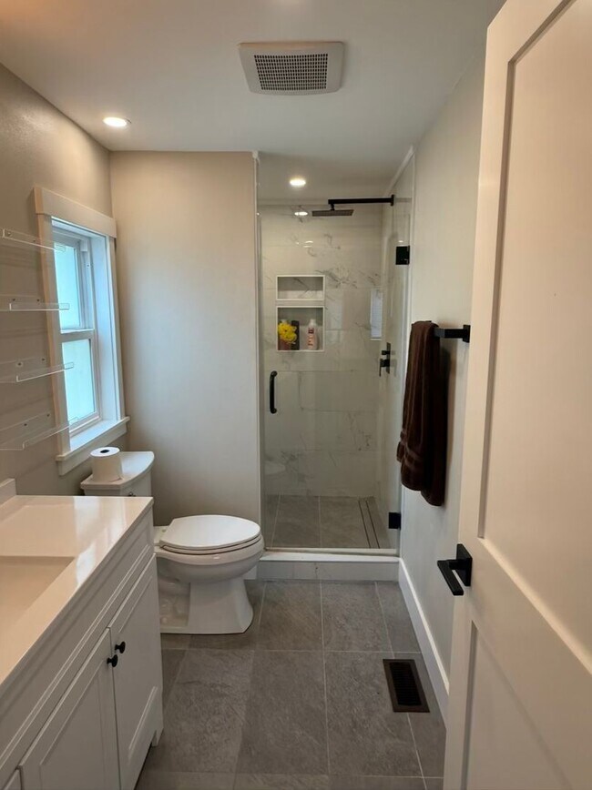 Building Photo - 3 Bedroom 2 bathroom House! Move in Special!