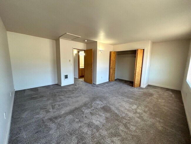 Building Photo - 1308 N Brooklane St