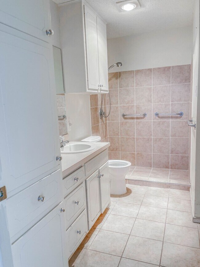 Building Photo - 3 bed 2 bath 5 min. from Texas Tech University