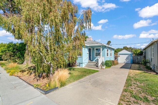 Building Photo - Pet Friendly 3Bd/2Ba Single-Family Home
