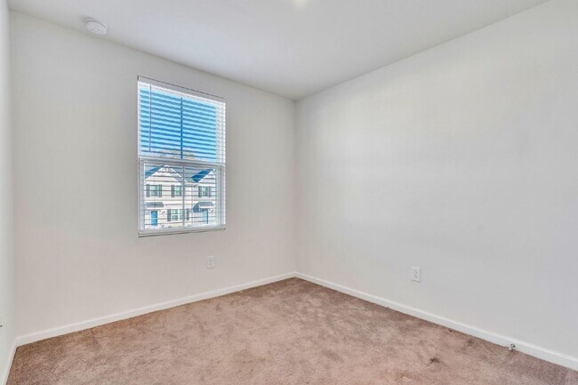 Building Photo - Modern 3BR, 2.5BA Townhouse in Walnut Hill Townes