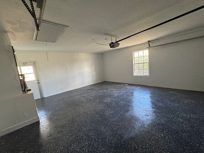 Building Photo - Spacious 3/2 Home with Screened Patio and Large Yard *Lawn Care Included!*