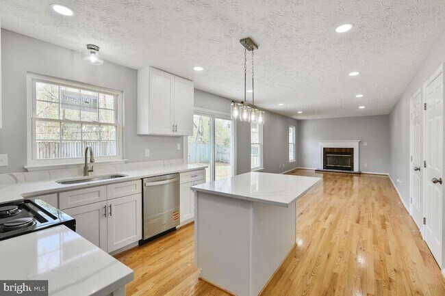 Building Photo - 7802 Shallowbrook Ct