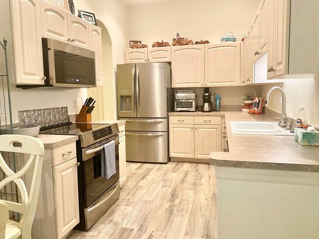 Building Photo - Seasonal Short-Term Villa located in the Auburn Cove Community with Community Pool!