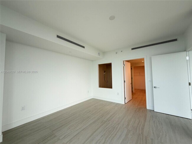 Building Photo - 2411 Laguna Cir