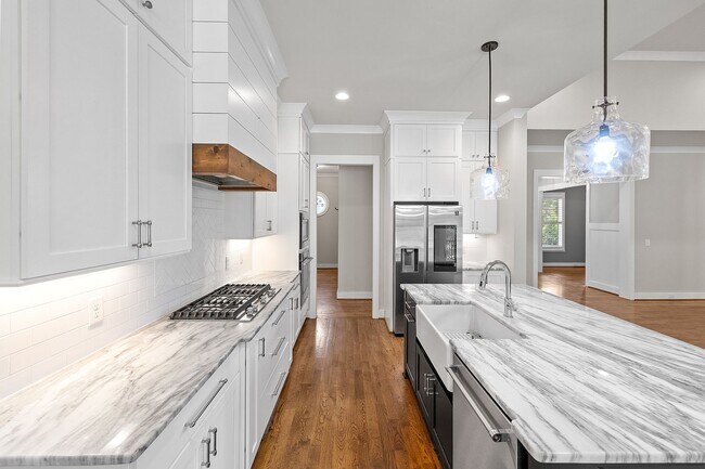 Building Photo - **Luxury 4/4 with Fenced in Yard**