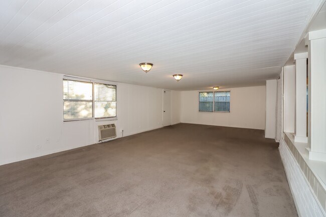 Building Photo - 16310 Forest Bend Ave