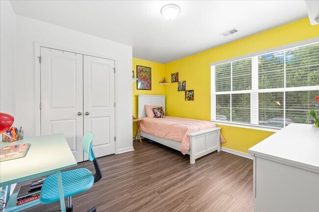 Building Photo - Midway Home