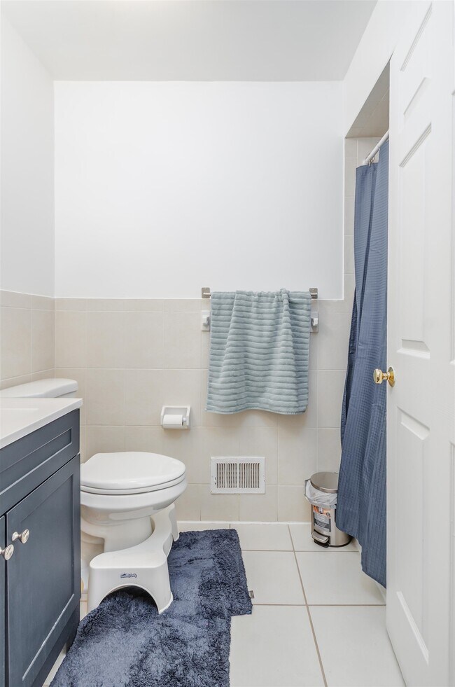 Building Photo - 225 Belvidere Ave