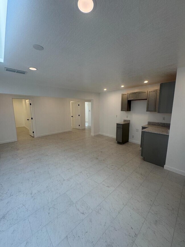 Building Photo - 11216 Baja Dr NE